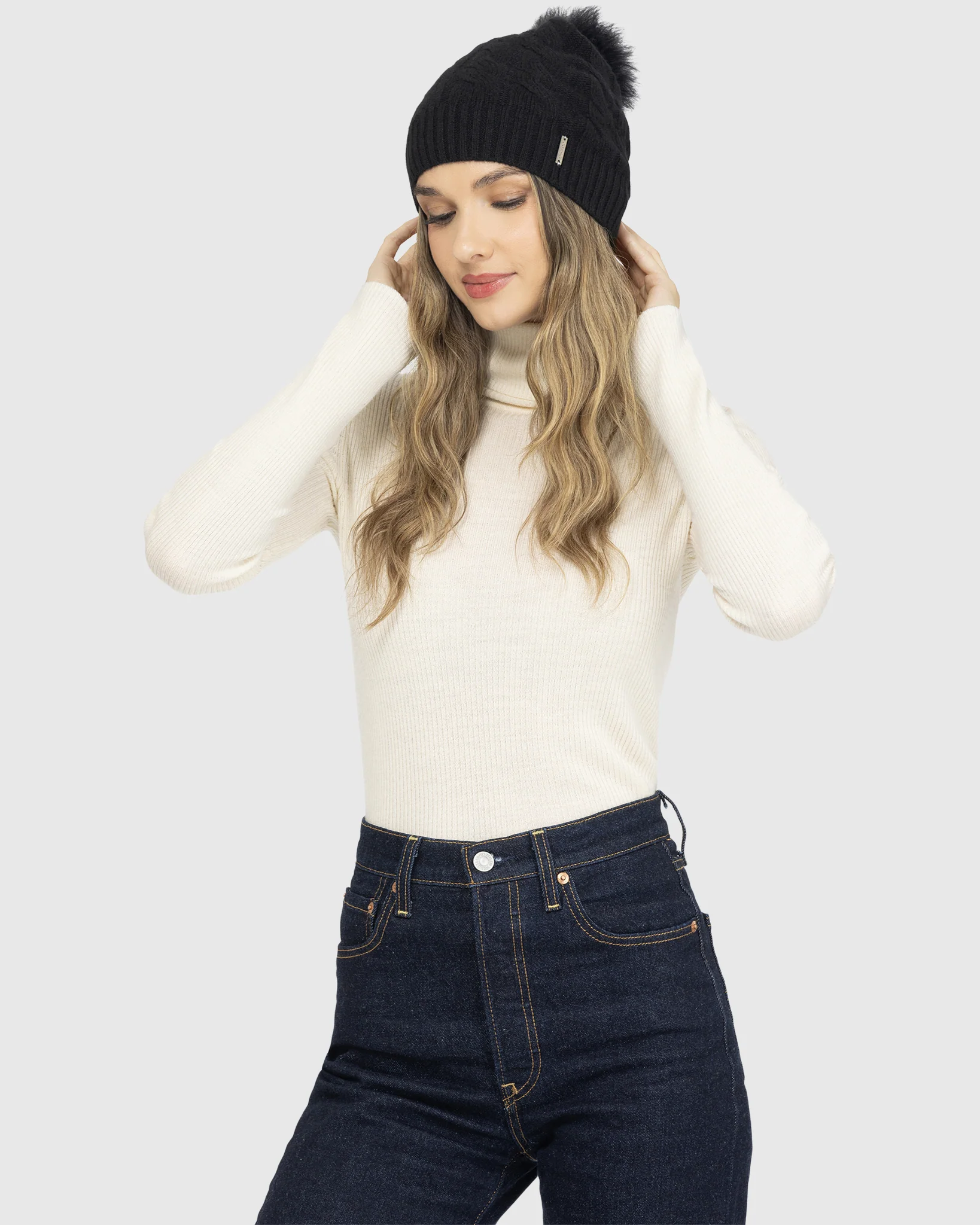 CABLE KNIT CASHMERE HAT WITH TOSCANA LAMB POMPOM - Image 4