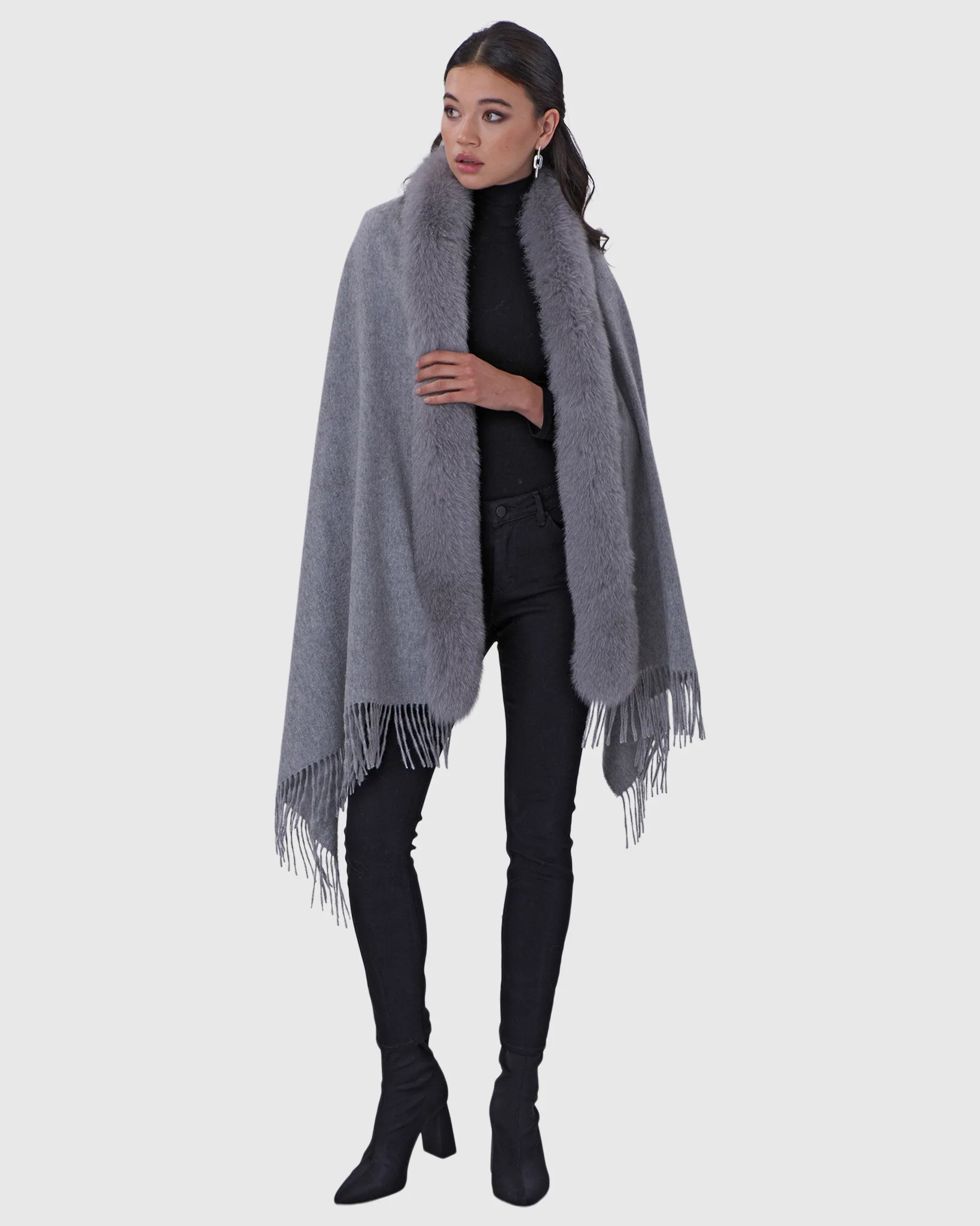 CASHMERE STOLE WITH FOX TRIM - Image 3