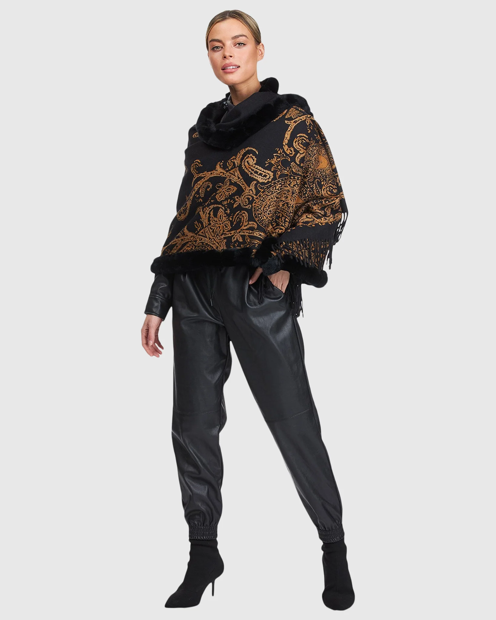 CASHMERE STOLE WITH REX RABBIT SQUARE TOP AND BOTTOM
