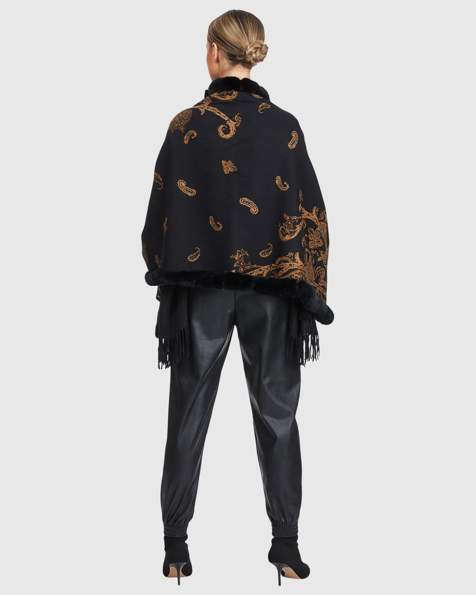 CASHMERE STOLE WITH REX RABBIT SQUARE TOP AND BOTTOM - Image 2