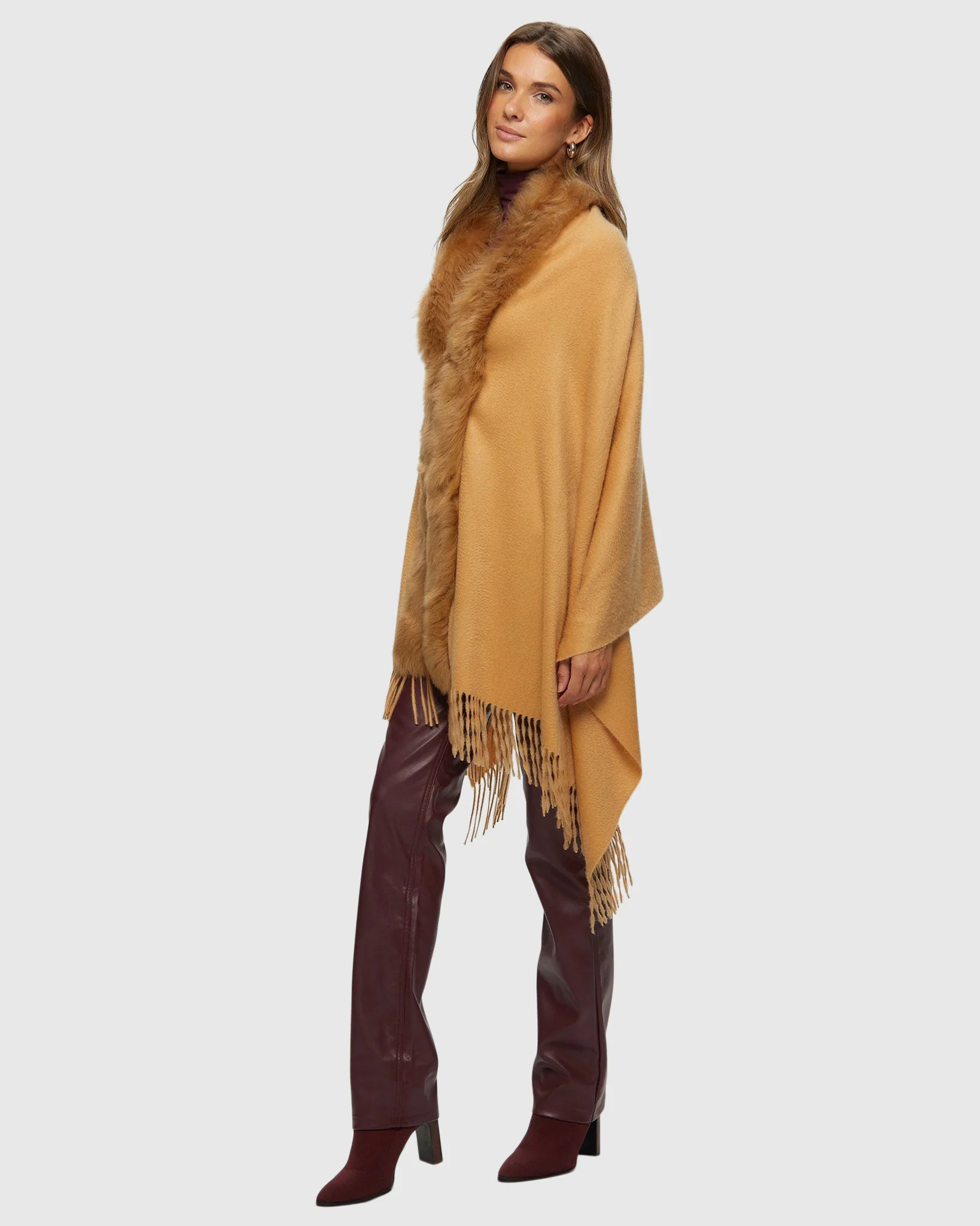 SELECT CASHMERE STOLE WITH TOSCANA LAMB TRIM - Image 3
