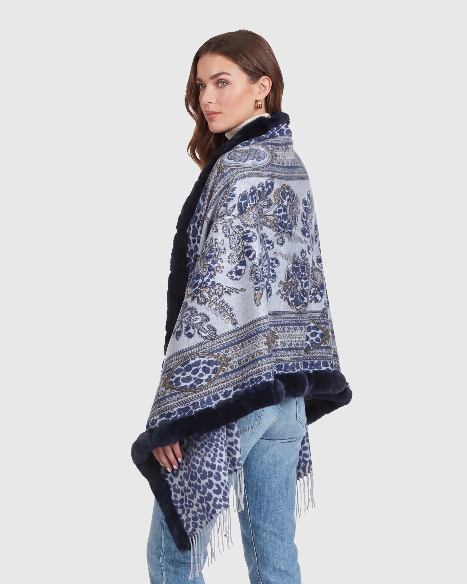 DOUBLE FACE CASHMERE STOLE WITH REX RABBIT SQUARE TOP AND BOTTOM - Image 2
