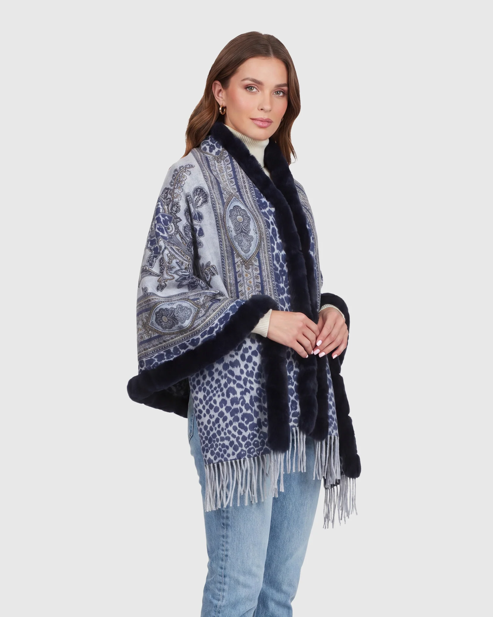 DOUBLE FACE CASHMERE STOLE WITH REX RABBIT SQUARE TOP AND BOTTOM - Image 3