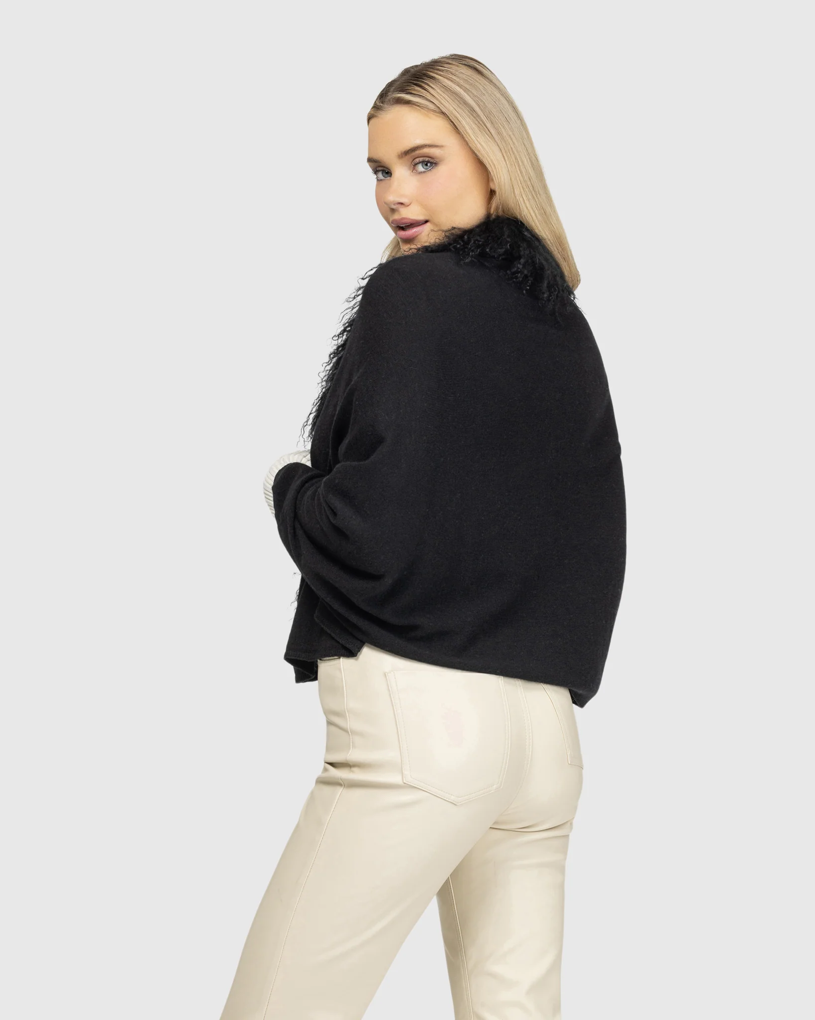 SELECT CASHMERE AND MERINO WOOL BLEND STOLE WITH SELECT MONGOLIAN LAMB TRIM - Image 6