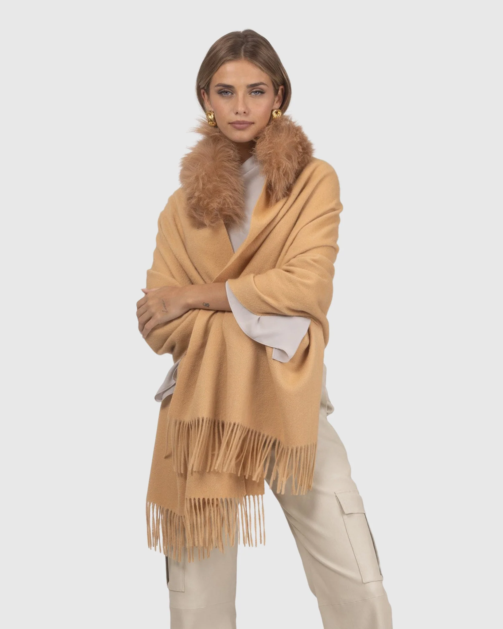 SELECT CASHMERE STOLE WITH SELECT LAMB COLLAR - Image 17